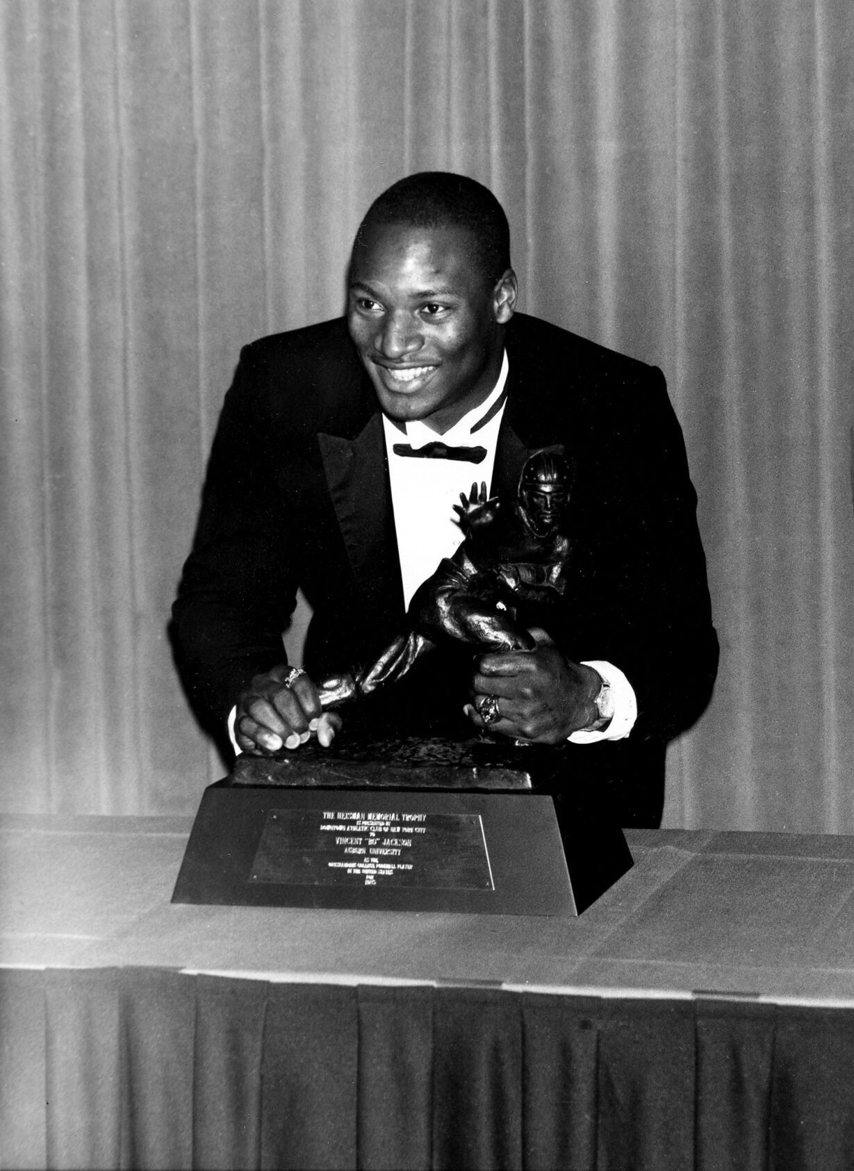 1985: Auburn tailback Bo Jackson wins Heisman Trophy in close vote